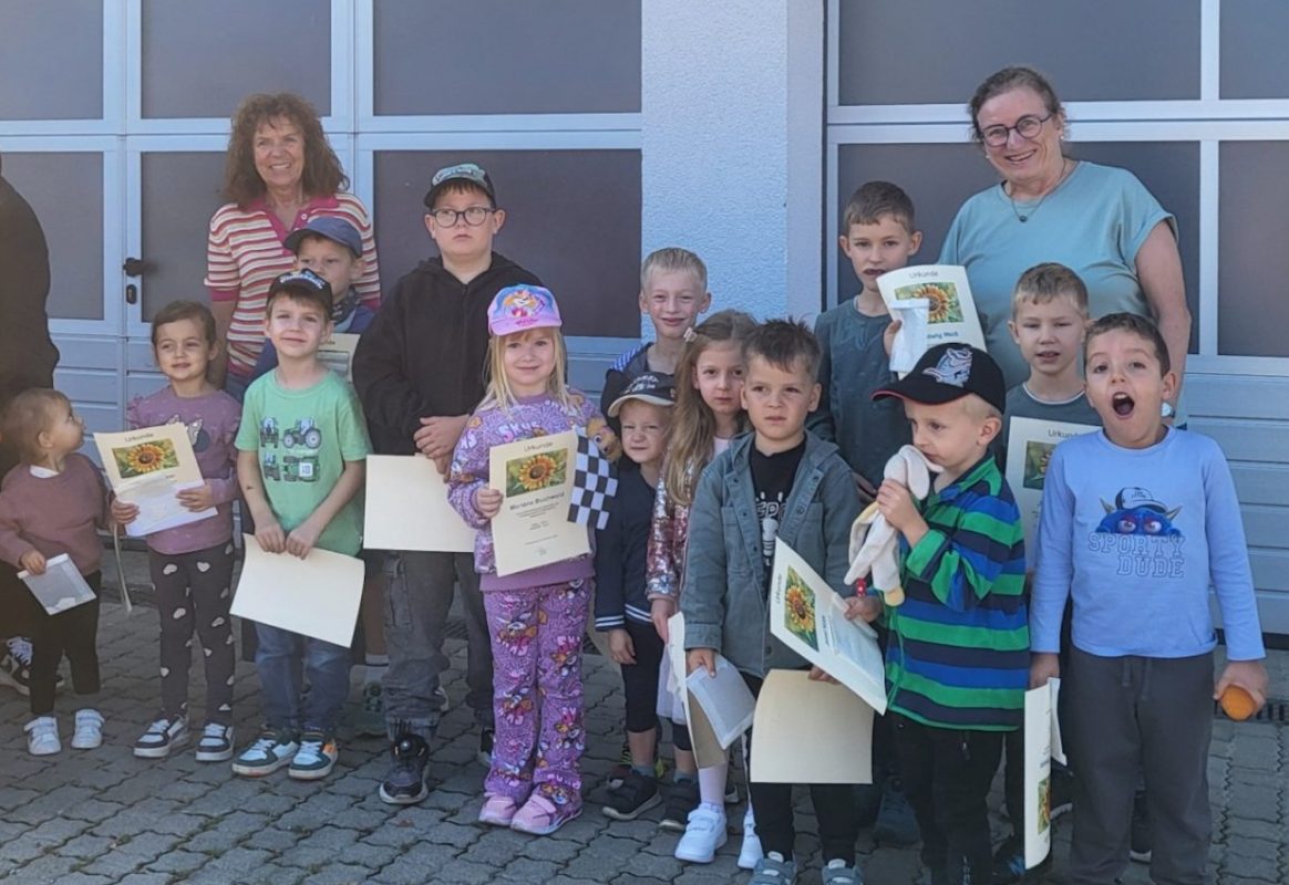 Kinder bei der Siegerehrung des Sonnenblumenwettbewerbs Hallbergmoos
