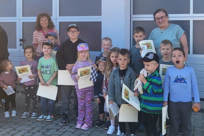 Kinder bei der Siegerehrung des Sonnenblumenwettbewerbs Hallbergmoos