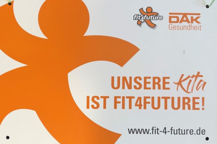 Team des AWO-Kindergartens Sonnenschein mit der Auszeichnung „fit4future“