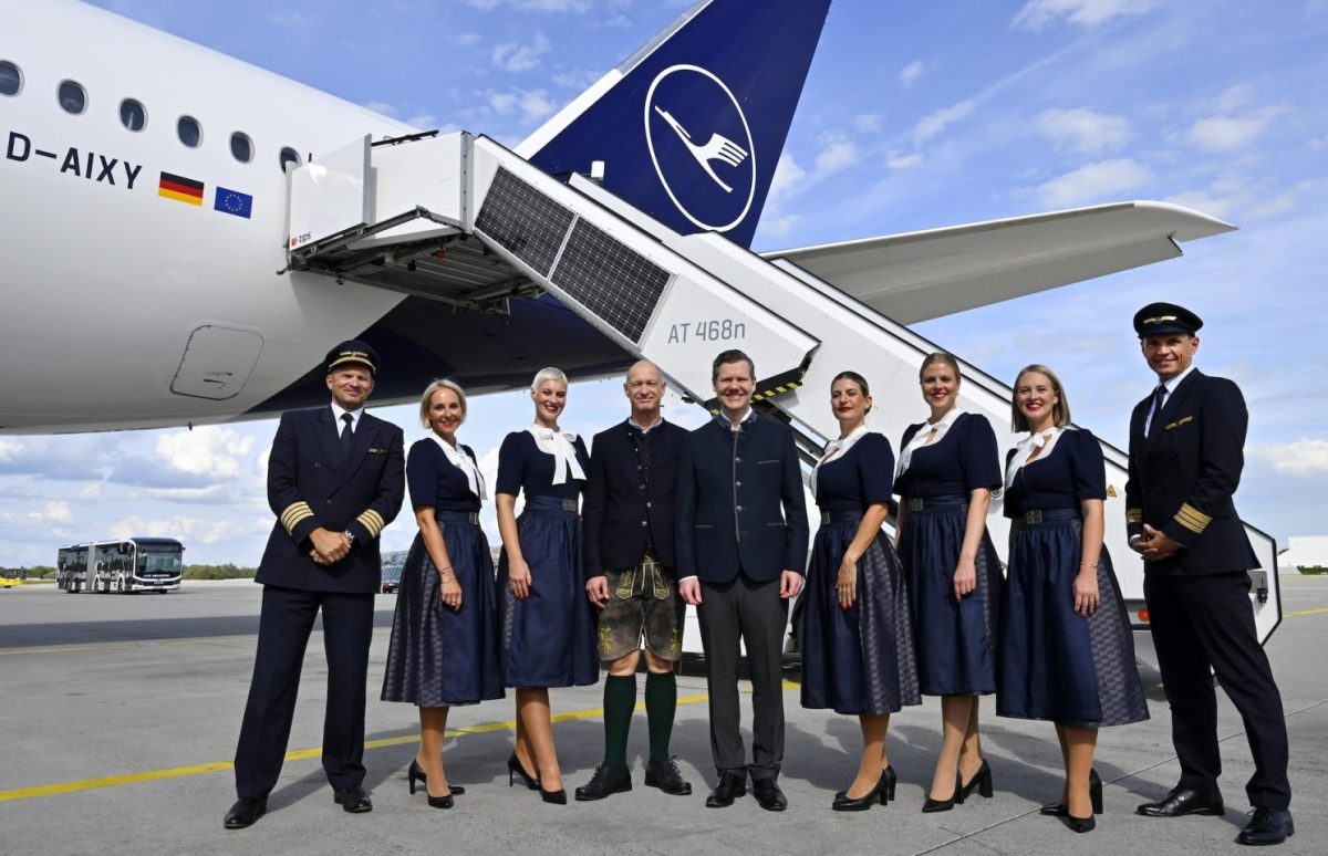 Flughafen München Oktoberfest mit Lufthansa Trachtencrew vor einem Flugzeug auf dem Vorfeld des Airports