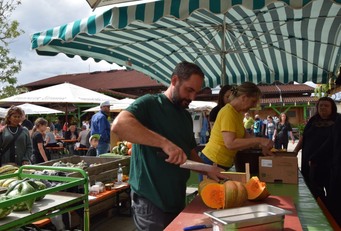Besucher entdecken beim Kürbisfest auf dem Hausler Hof zahlreiche Kürbissorten, Hofprodukte und herbstliche Spezialitäten.