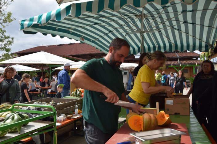 Besucher entdecken beim Kürbisfest auf dem Hausler Hof zahlreiche Kürbissorten, Hofprodukte und herbstliche Spezialitäten.
