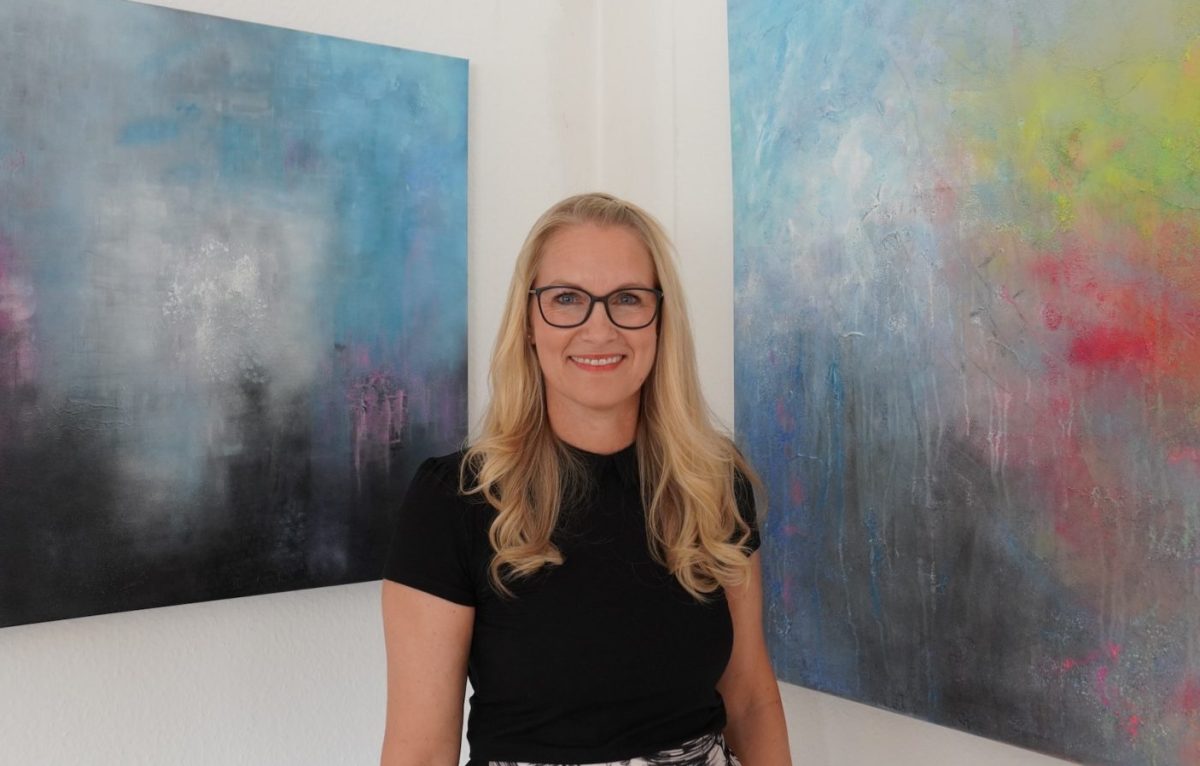 Christina Thenert-Moser präsentiert beim Art Window Hallbergmoos ihre abstrakten Kunstwerke in einem leerstehenden Ladenlokal.