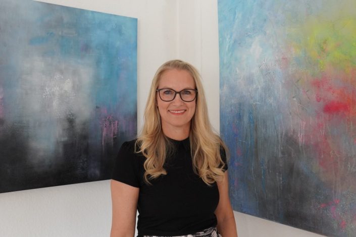 Christina Thenert-Moser präsentiert beim Art Window Hallbergmoos ihre abstrakten Kunstwerke in einem leerstehenden Ladenlokal.