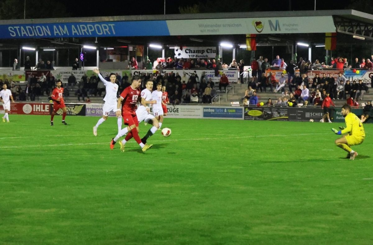 VfB Hallbergmoos gegen VfB Forstinning: Spieler im Zweikampf während des spannenden Bezirksliga-Spiels, das Hallbergmoos mit 3:2 gewann.