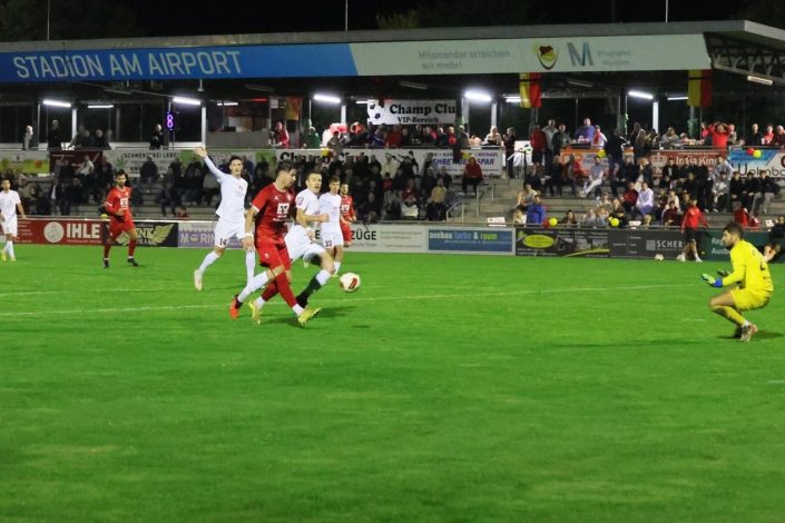 VfB Hallbergmoos gegen VfB Forstinning: Spieler im Zweikampf während des spannenden Bezirksliga-Spiels, das Hallbergmoos mit 3:2 gewann.