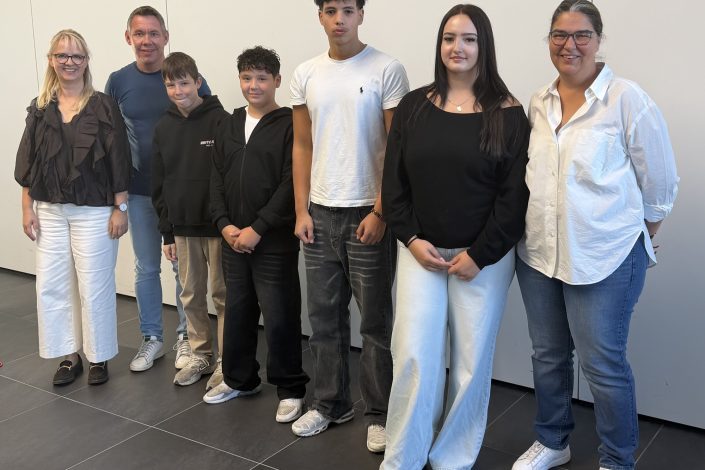 Wahl der Schülersprecher und Vertrauenslehrkräfte an der Mittelschule Hallbergmoos unter realen demokratischen Bedingungen.