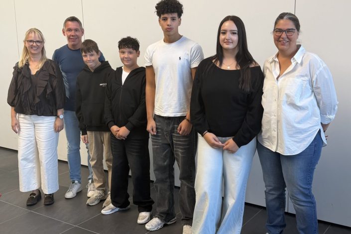 Wahl der Schülersprecher und Vertrauenslehrkräfte an der Mittelschule Hallbergmoos unter realen demokratischen Bedingungen.